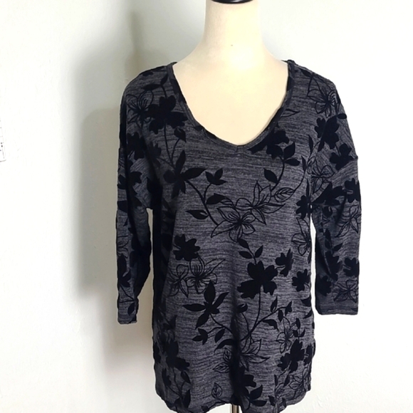 Onque Gray Top with Black Velvet Floral, Size Large - Picture 1 of 8